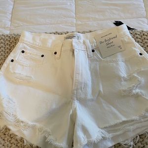 Abercrombie & Fitch Boyfriend Mid Rise short.